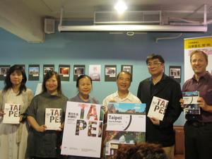 Jeff Miller (1st right) and Hsieh Hsiao-yun (3rd left), Director of the Taipei Department of Cultural Affairs, show the book “Taipei Day and Night,” published in mid-July. (Photo Courtesy of Taipei City Department of Cultural Affairs)